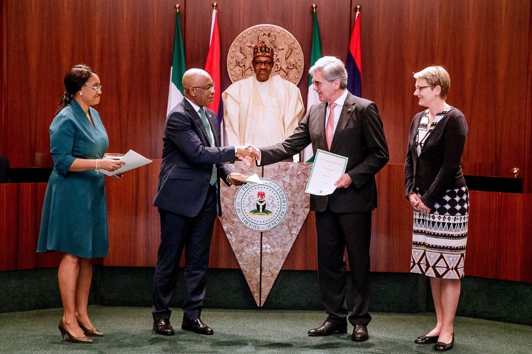 Signing of the Implementation Agreement for Nigeria in Abuja. From left to right: Onyeche Tifase, Head Strategy, Technology & Innovation, Industrial Applications Division at Siemens Energy, Alex A. Okoh, Director General of Bureau of Public Enterprises, Joe Kaeser, Former President and CEO of Siemens AG and Regine Hess, German deputy ambassador to Nigeria.