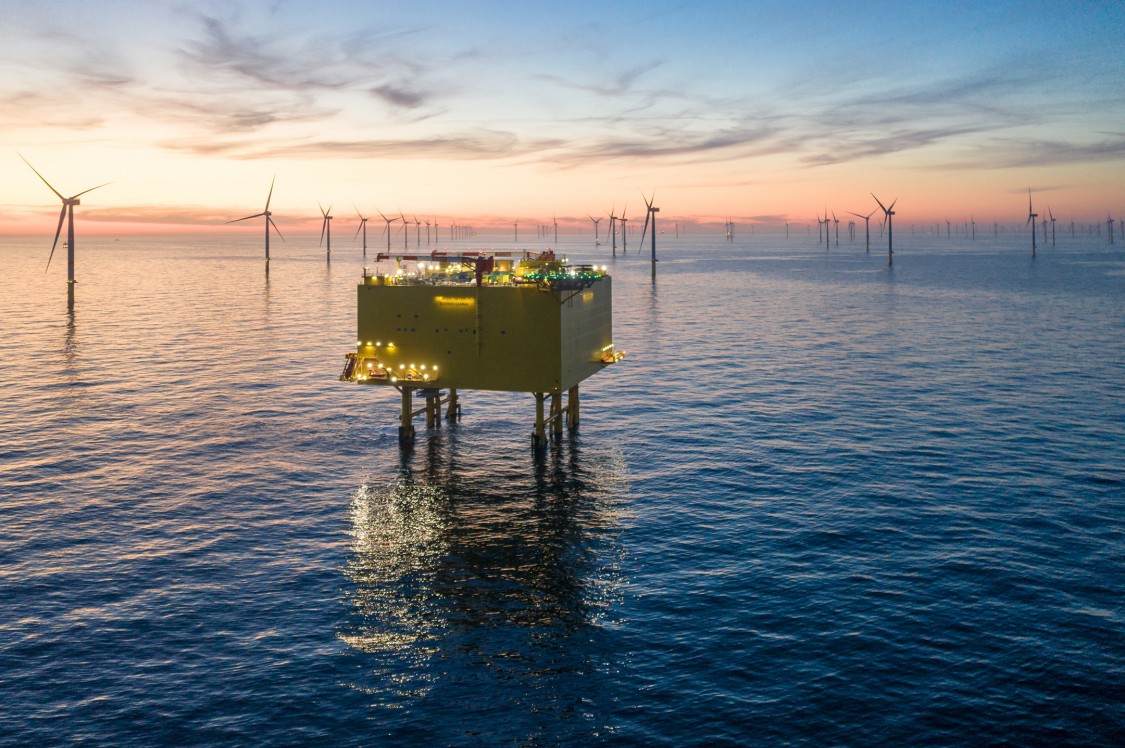 Parque eólico offshore e tecnologia de plataforma no Mar do Norte ao pôr do sol